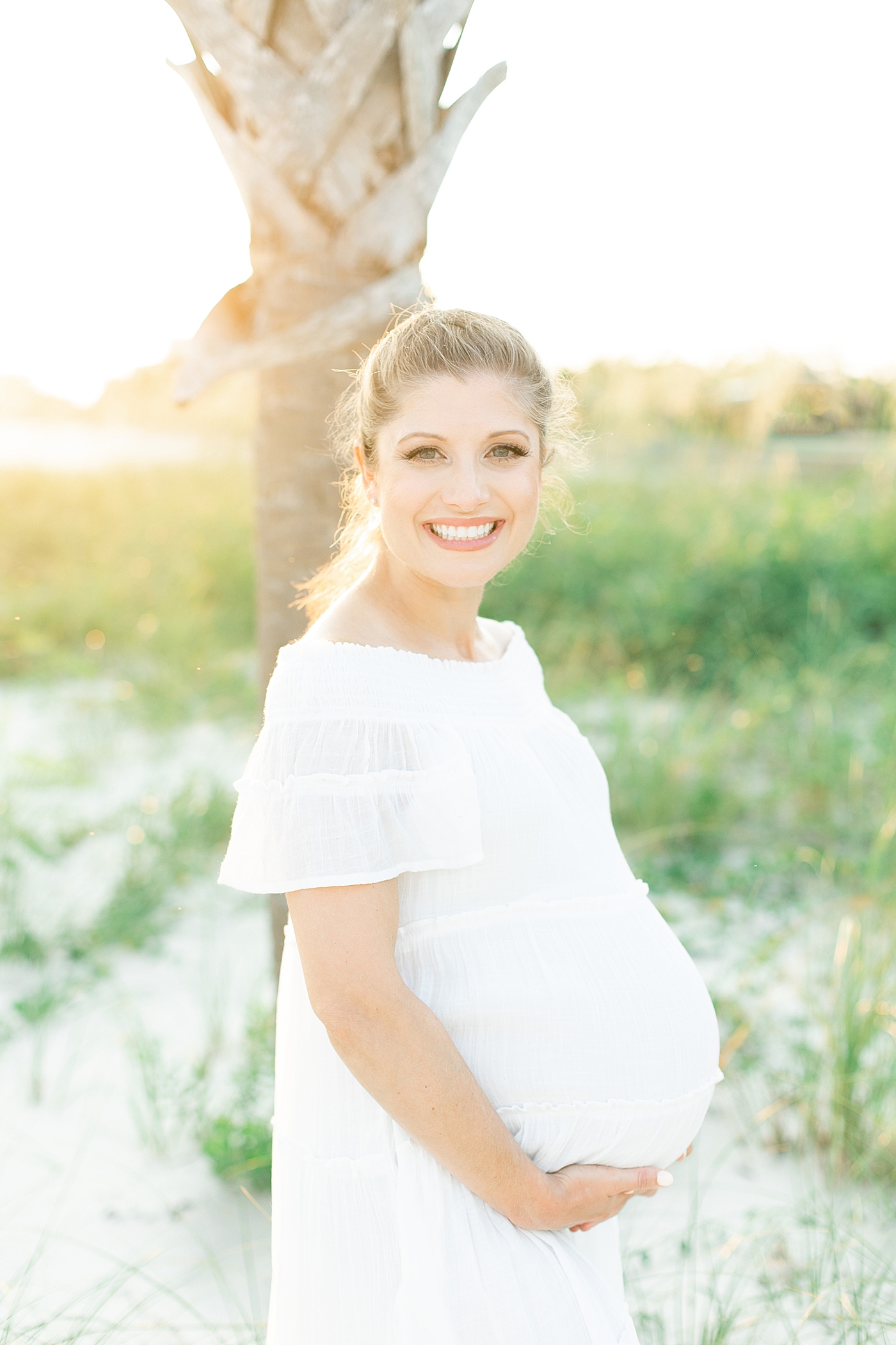 Expectant mother photos on the beach. Photo by Little Sunshine Photography.