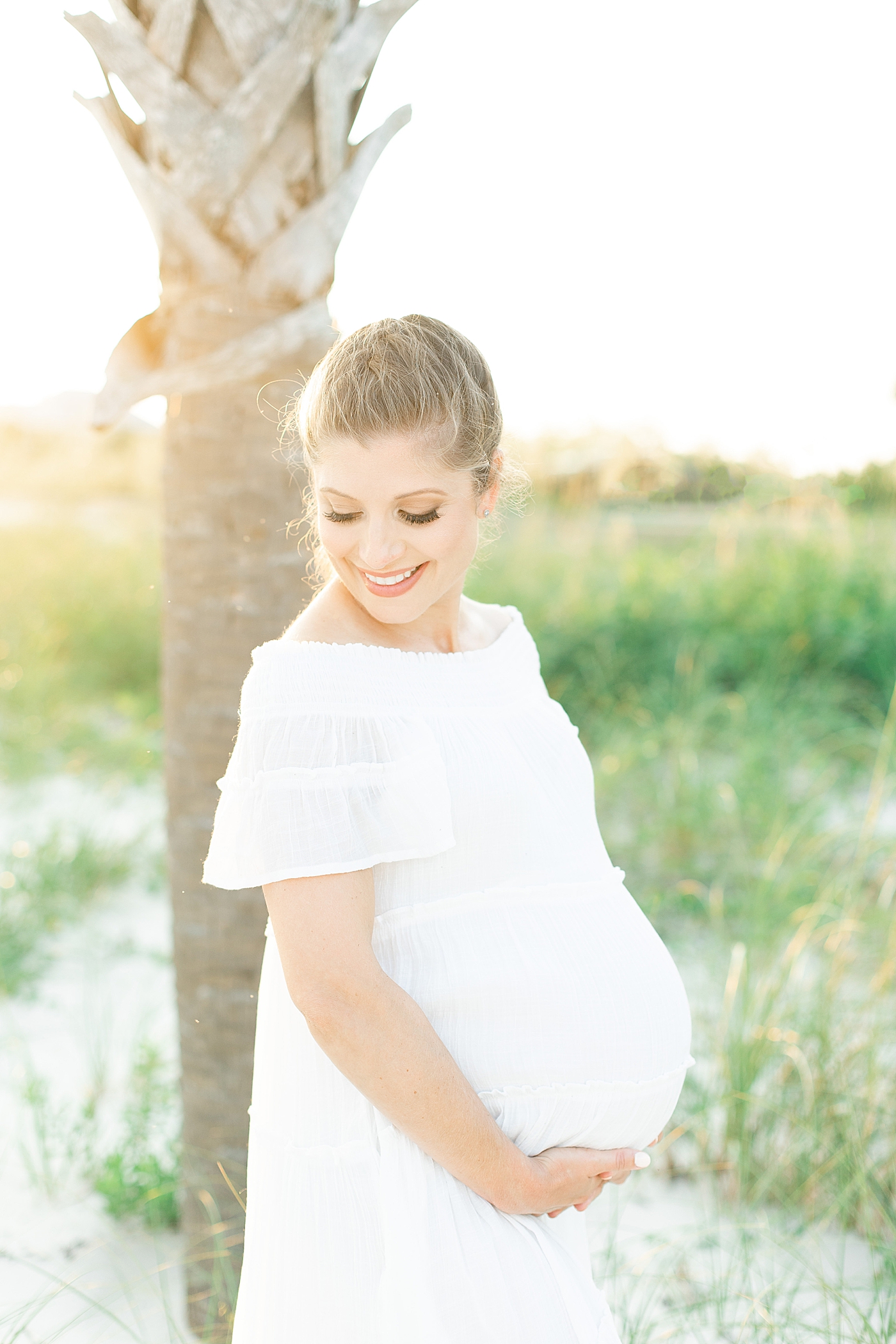 Expectant mother photos on the beach. Photo by Little Sunshine Photography.