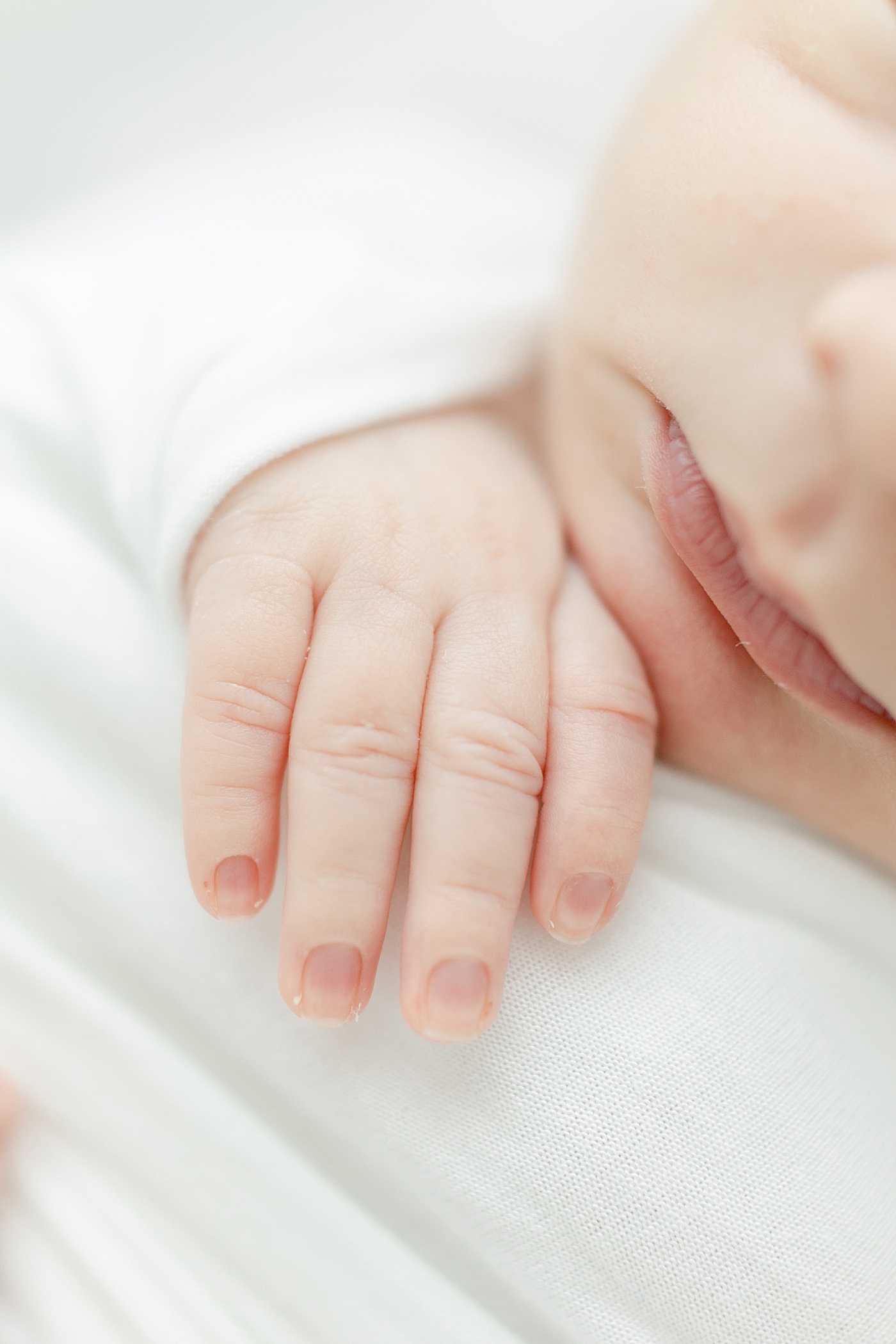 Up close details of newborn's tiny fingers | Photo by Hattiesburg NB photographer Little Sunshine Photography