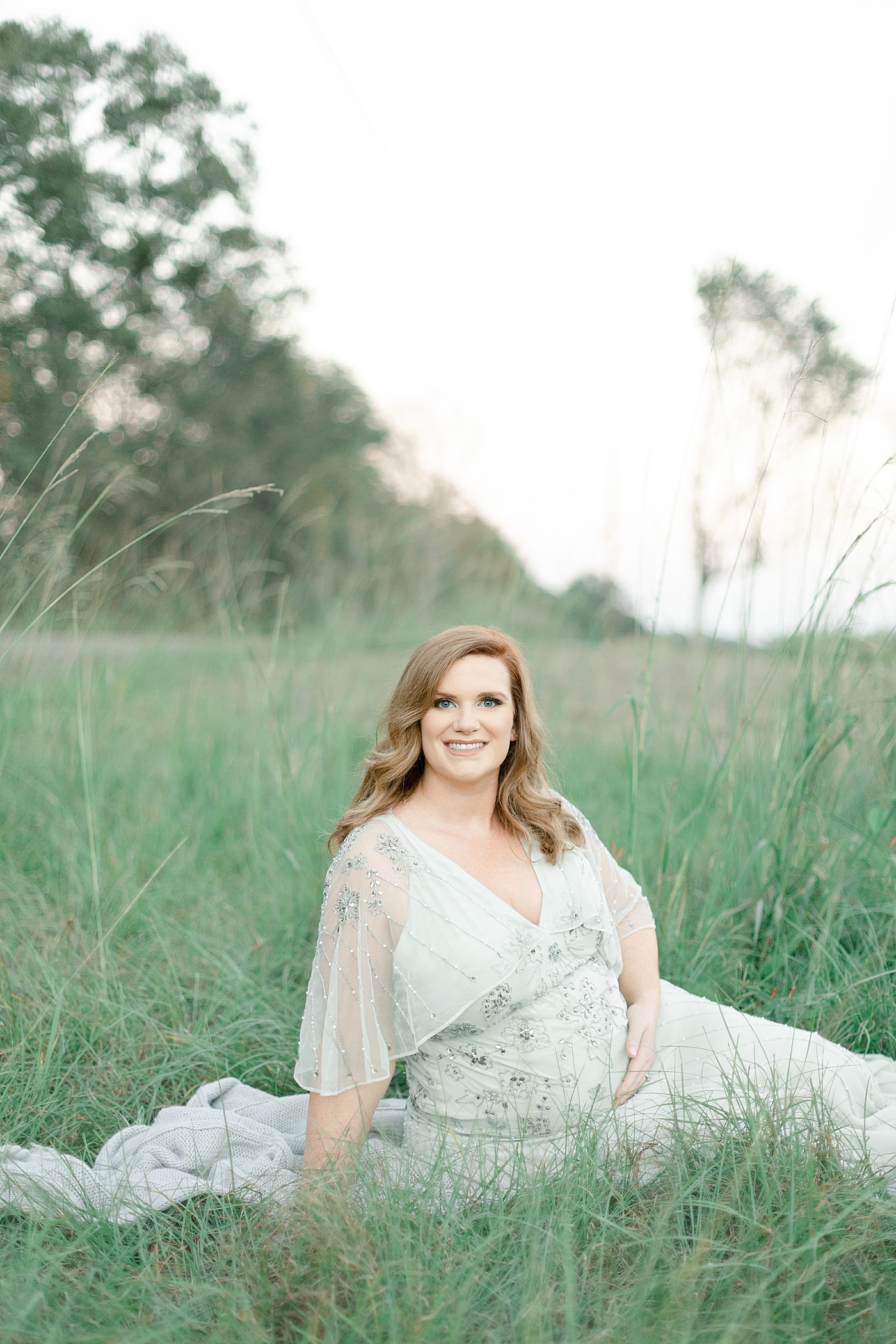 Expecting mother sitting in the grass | Photo by Ocean Springs MS Maternity Photographer Little Sunshine Photography 