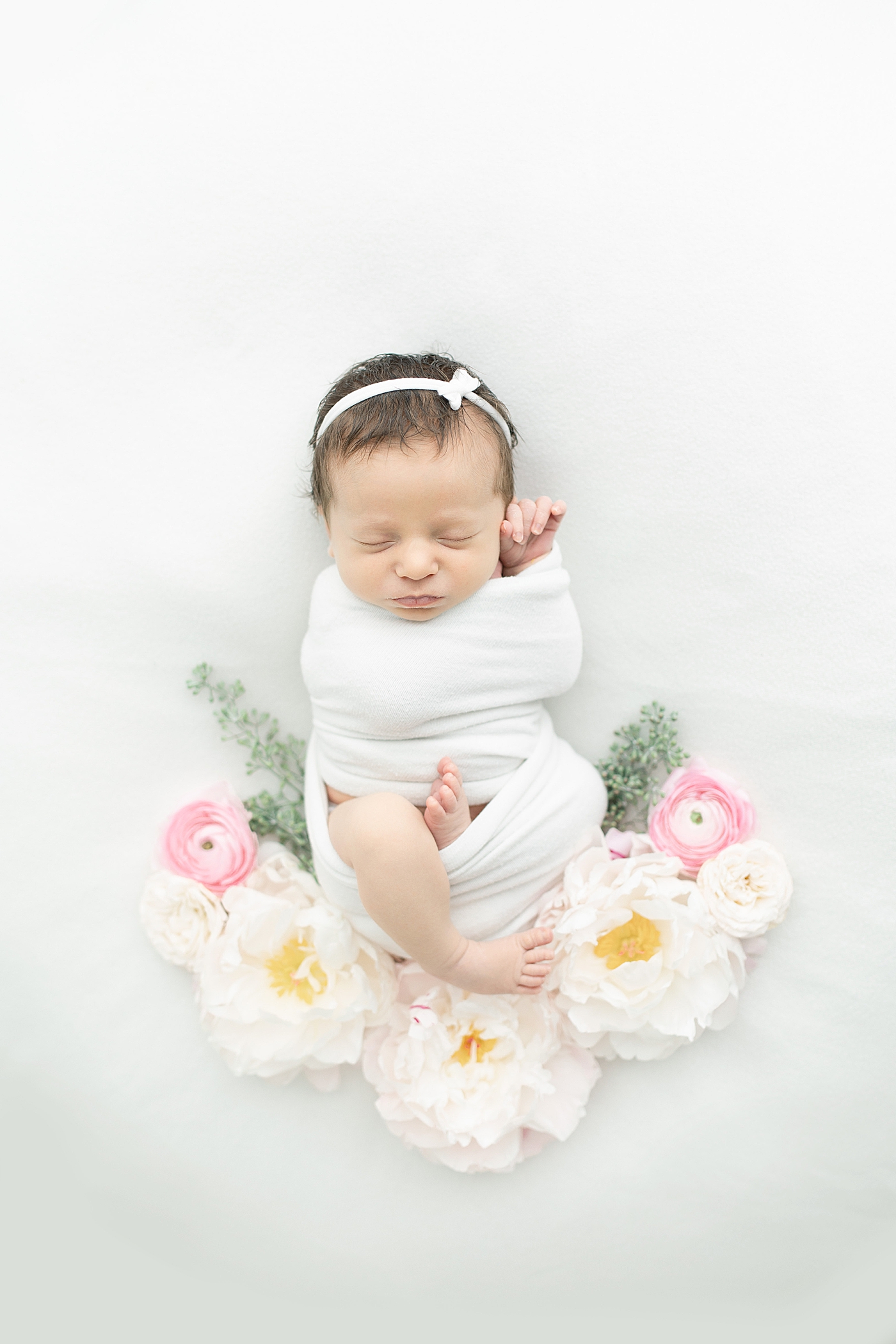 Baby girl sleeping with florals | Photo by Little Sunshine Photography 