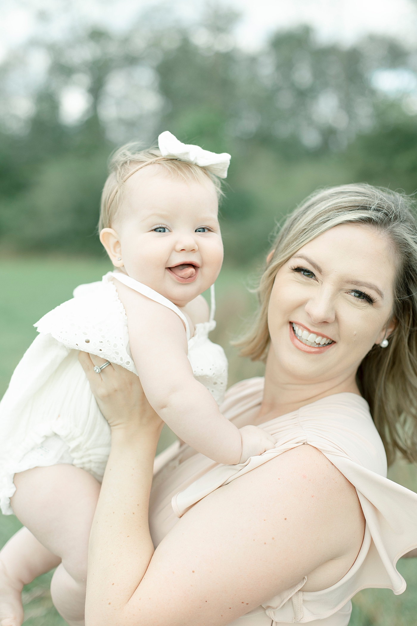 Mom and daughter smiling | Photo by Hattiesburg MS family photographer Little Sunshine Photography 