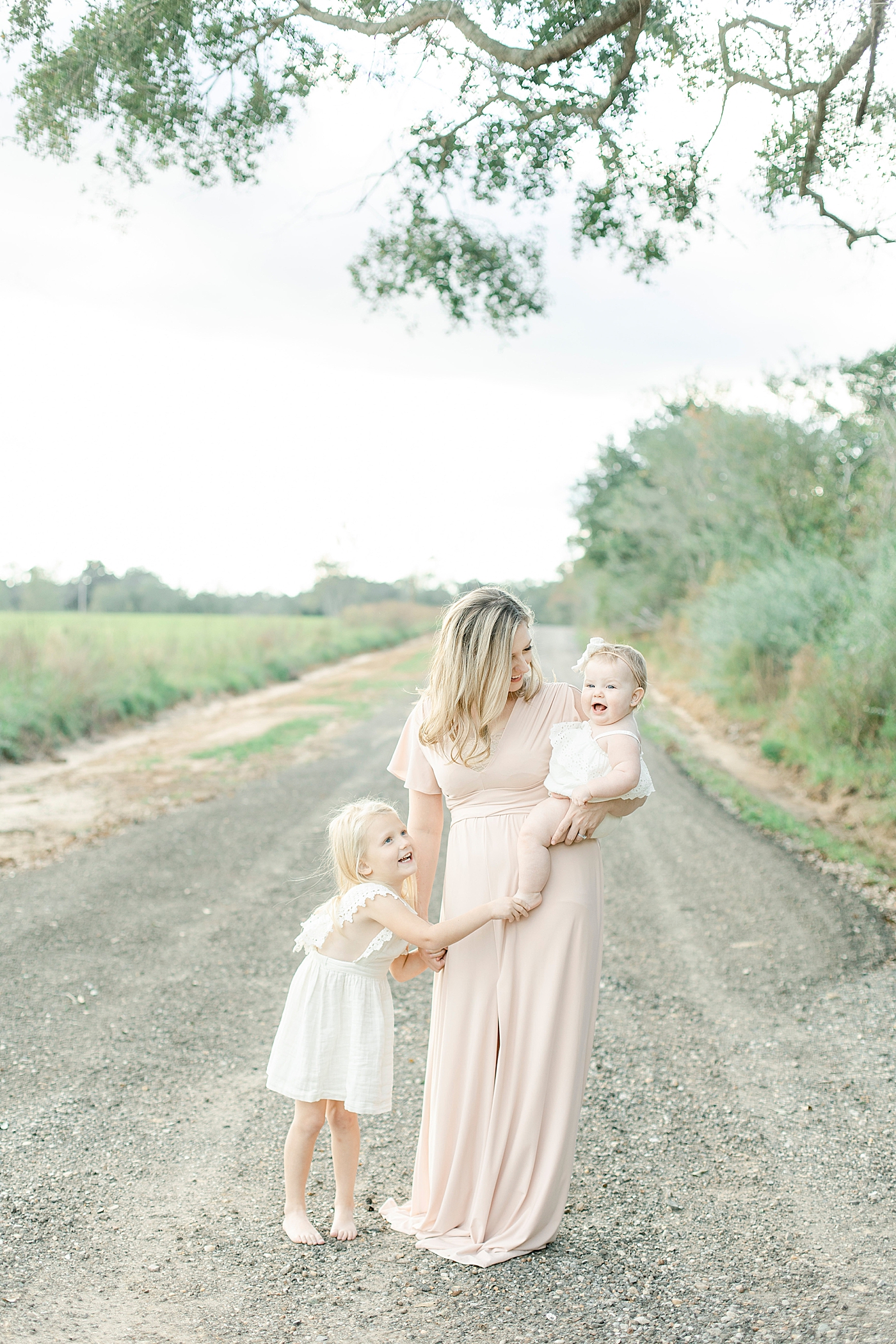 Mom interacting with her two daughters | Photo by Hattiesburg MS family photographer Little Sunshine Photography 