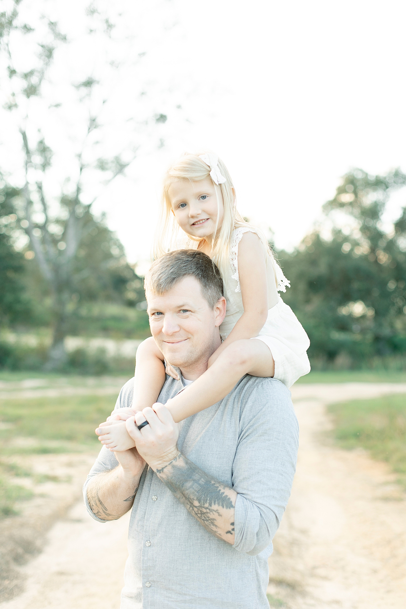 Dad with daughter on his shoulders | Photo by Hattiesburg MS family photographer Little Sunshine Photography 