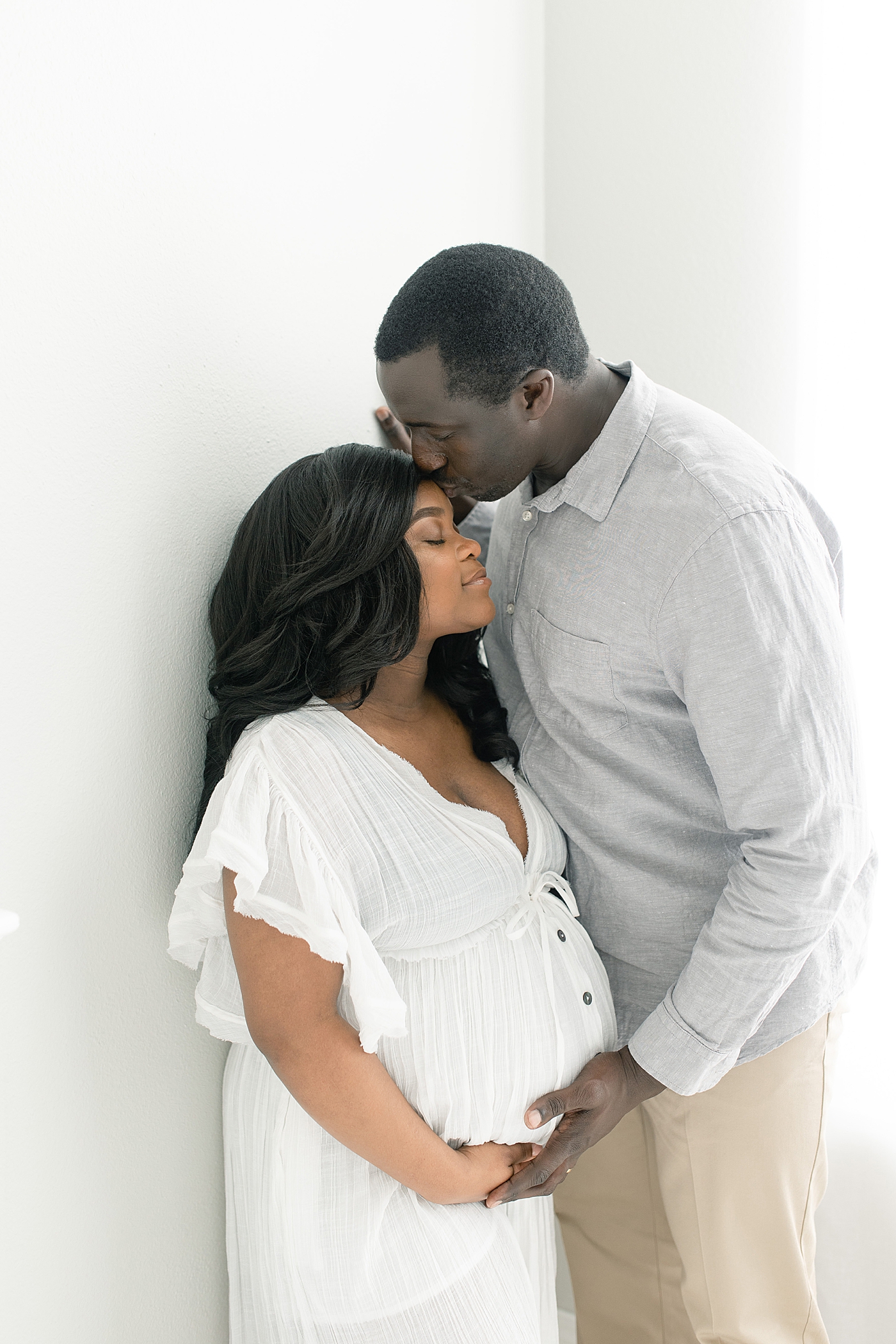 Mother and father to be snuggling | Photo by Little Sunshine Photography