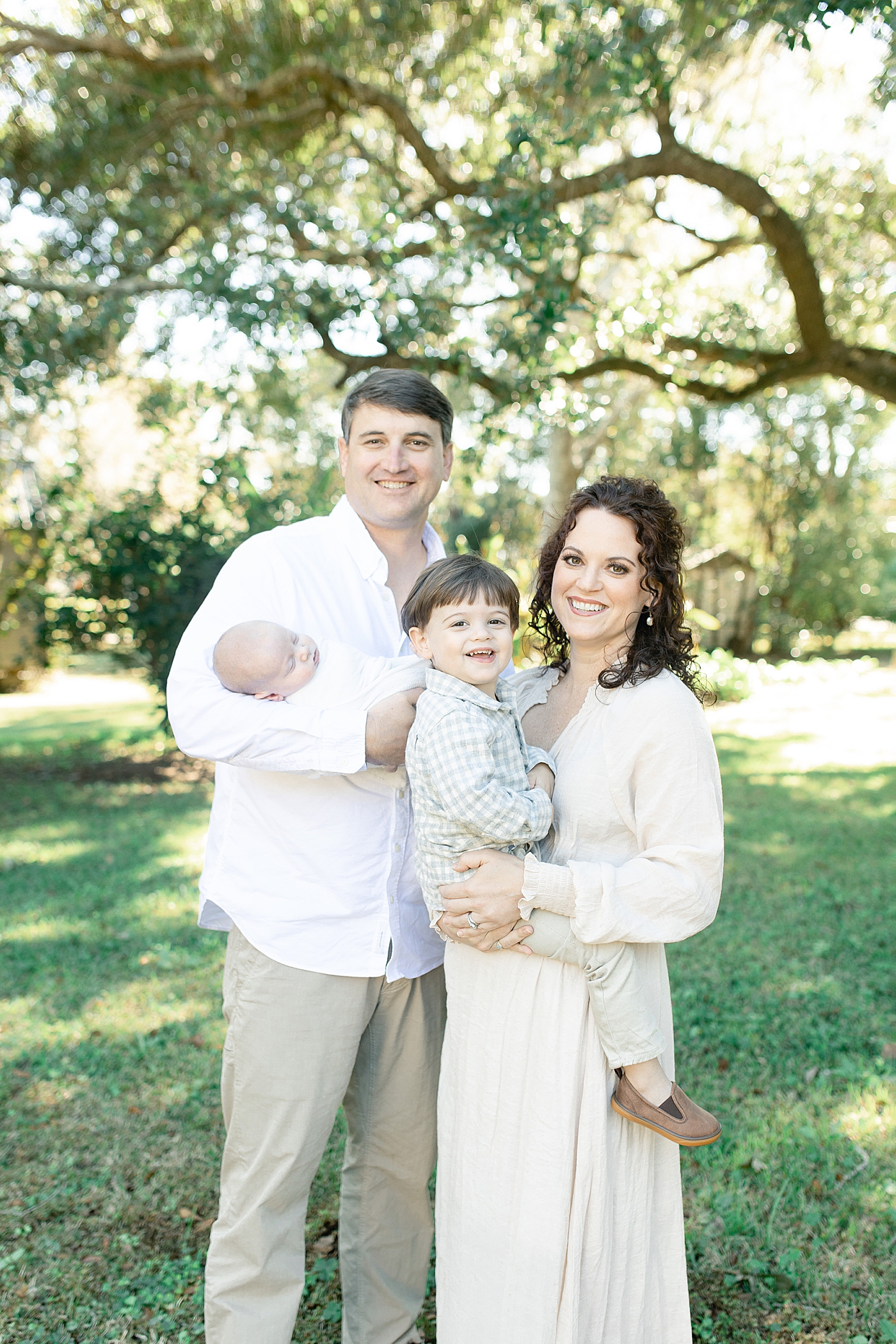 Family with their newborn in their backyard | Photo by Pascagoula NB photographer Little Sunshine Photography