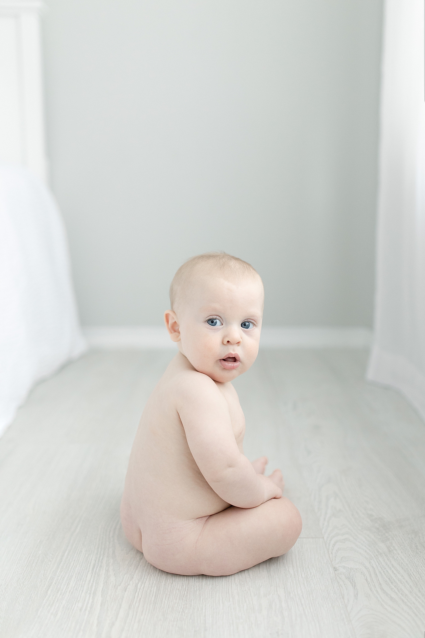 Baby boy sitting on the floor | Photo by Little Sunshine Photography
