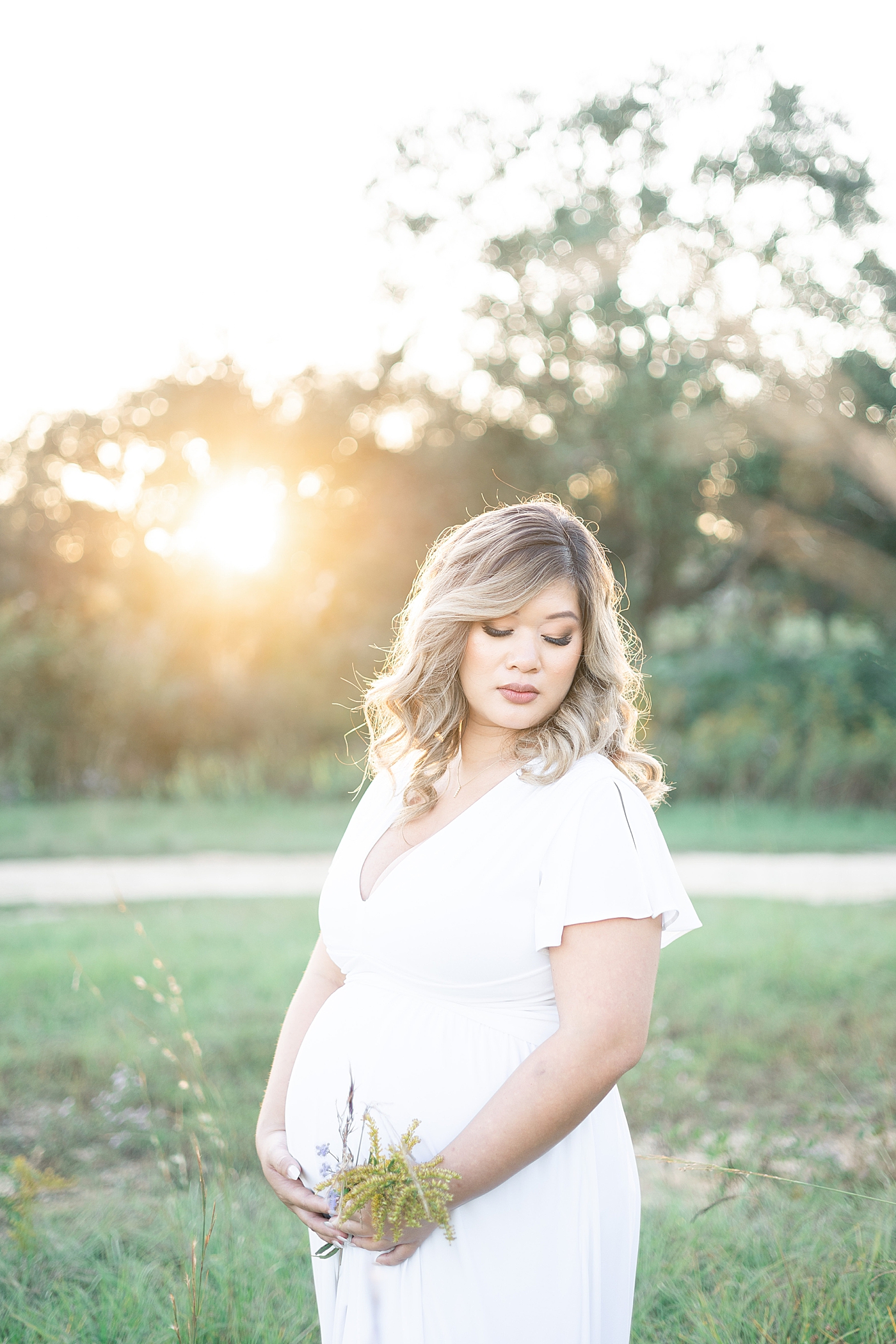 Expecting mom cradling her belly | Photo by Little Sunshine Photography 